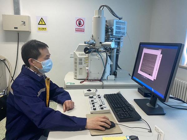 10時(shí),電物理事業(yè)部楊文軍對(duì)軸承表面改性處理后進(jìn)行檢測分析。.jpg 10時(shí),電物理事業(yè)部楊文軍對(duì)軸承表面改性處理后進(jìn)行檢測分析。.jpg